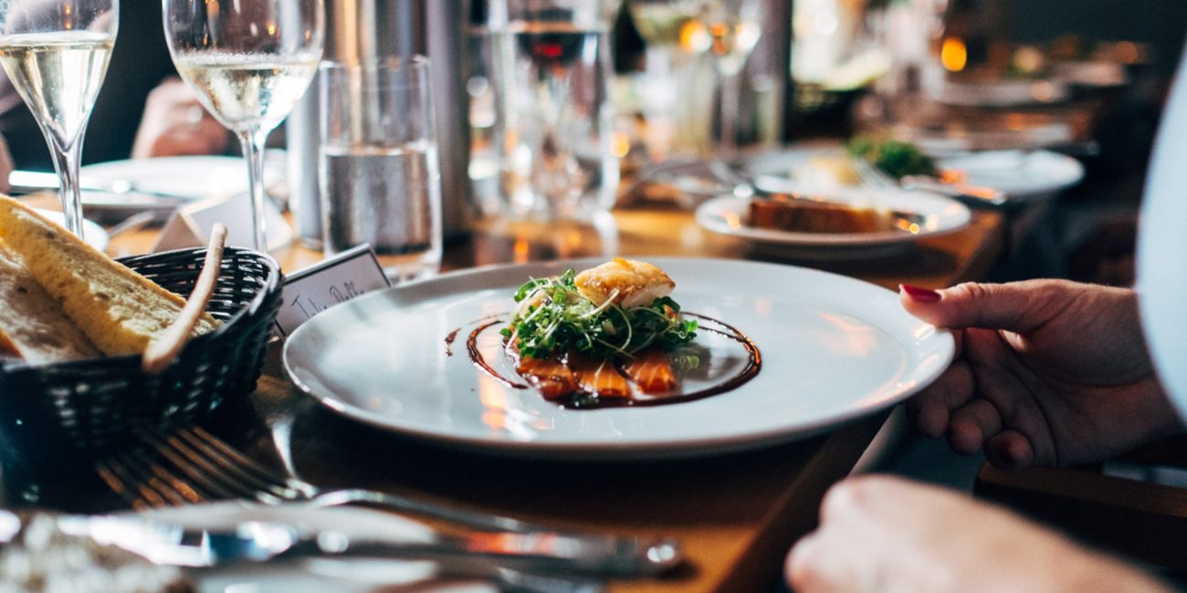Almoçar fora de casa, como? Saiba comer bem sem enjoar