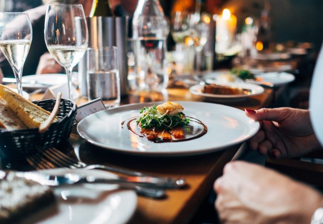 Almoçar fora de casa, como? Saiba comer bem sem enjoar